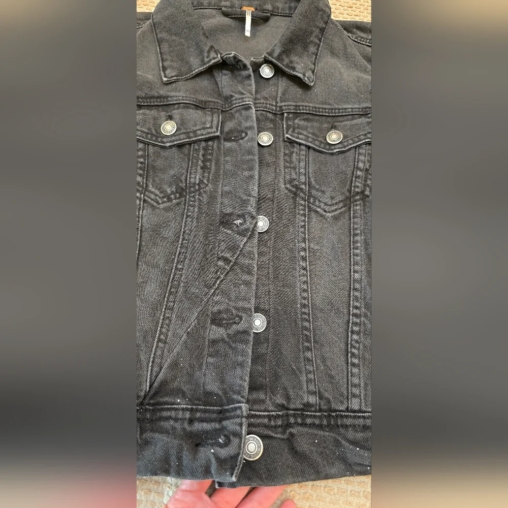 Free People Women’s Jean Jacket Rumors Denim in Washed Black Button Up Size XS - Picture 12 of 15